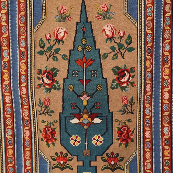 گلیم-سوزنی-طرح-سرو-و-گل